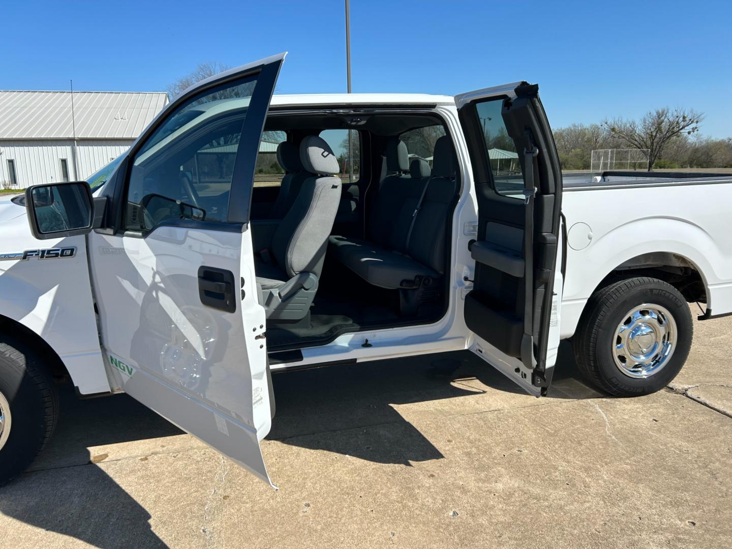 2014 White /Gray Ford F-150 XLT SuperCab 8-ft. Bed 2WD (1FTEX1CM9EK) with an 3.7L V6 DOHC 24V engine, 6-Speed Automatic transmission, located at 17760 Hwy 62, Morris, OK, 74445, (918) 733-4887, 35.609104, -95.877060 - 2014 FORD F-150 XLT SUPERCAB 8-ft. BED 2WD 3.7L V6 FEATURES KEYLESS REMOTE ENTRY, POWER LOCKS, POWER WINDOWS, AM/FM STEREO, SIRIUS XM STEREO, CD PLAYER, AUXILLARY PORT, HANDS-FREE BLUETOOTH CALLING, CRUISE CONTROL, TRACTION CONTROL, MULTI-FUNCTIONING STEERING WHEEL CONTROLS. HAS 169,145 MILES WITH 2 - Photo#14